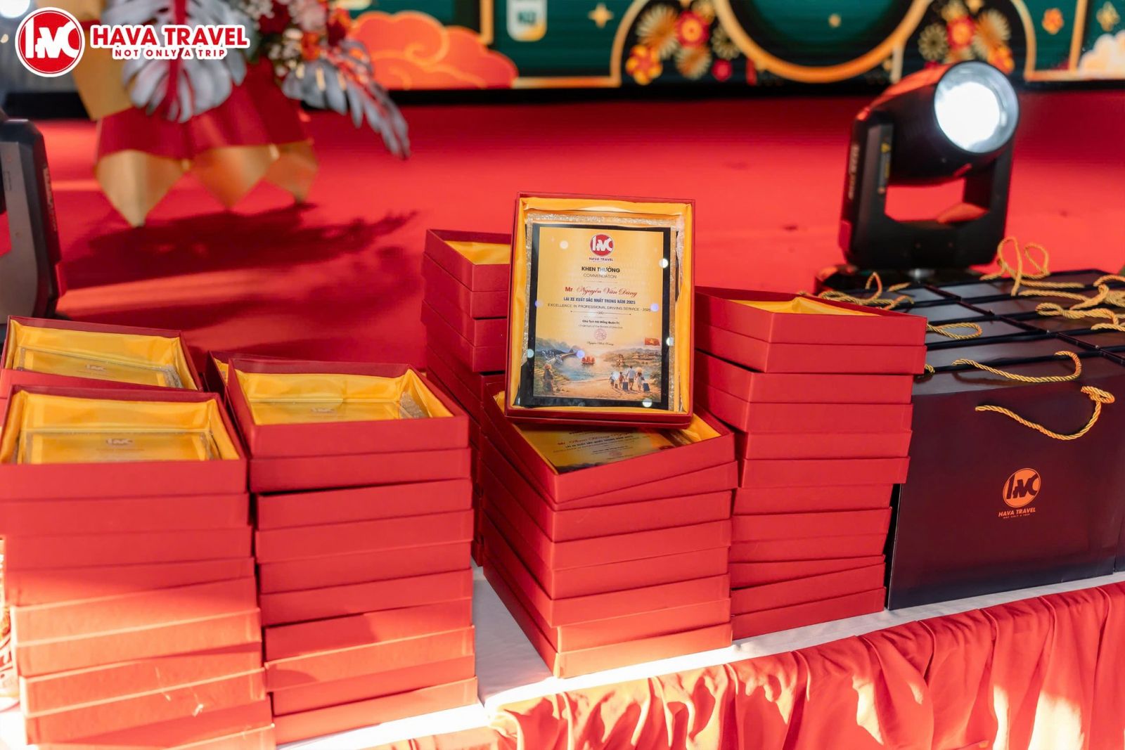 Giải thưởng vinh danh nhân viên xuất sắc tại Gala Year End Party 2025 của Hava Travel