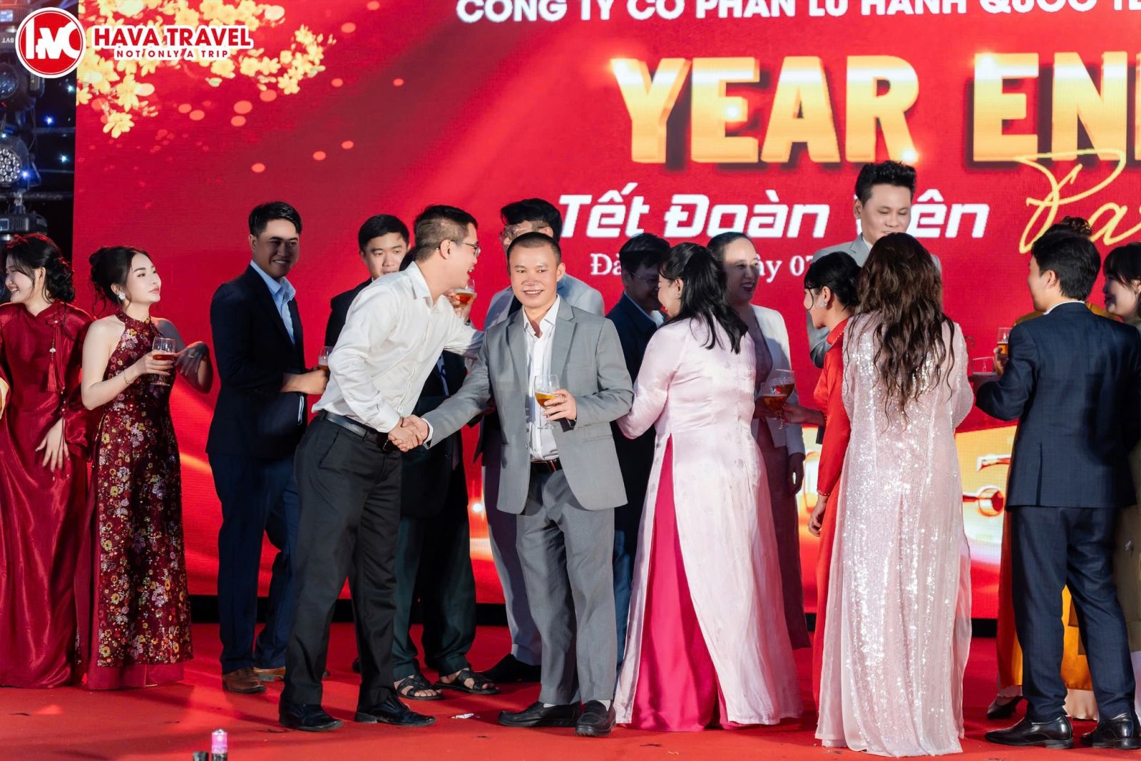 Khoảnh khắc gắn kết của tập thể Hava Travel trong đêm Gala Year End Party 2025.