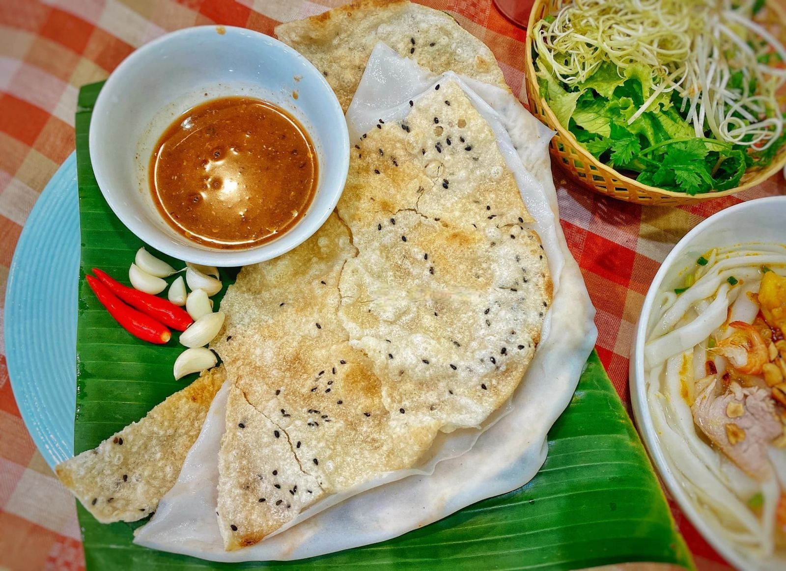 Bánh đập giòn mềm chấm mắm nêm Đà Nẵng