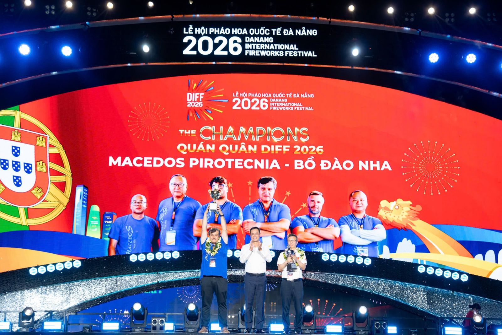 Đội Bồ Đào Nha nhận cúp vô địch DIFF 2026.