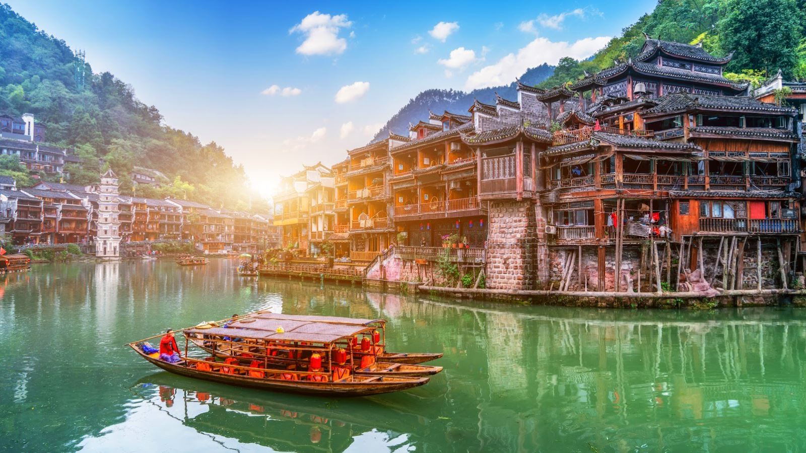 Phượng Hoàng Cổ Trấn lung linh rực rỡ về đêm